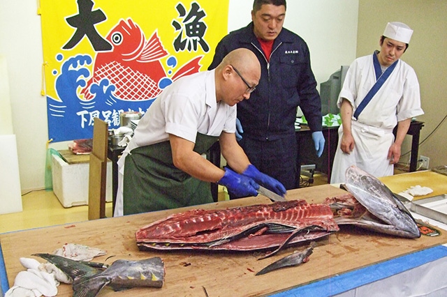 マグロ解体イベントの様子（当館内）