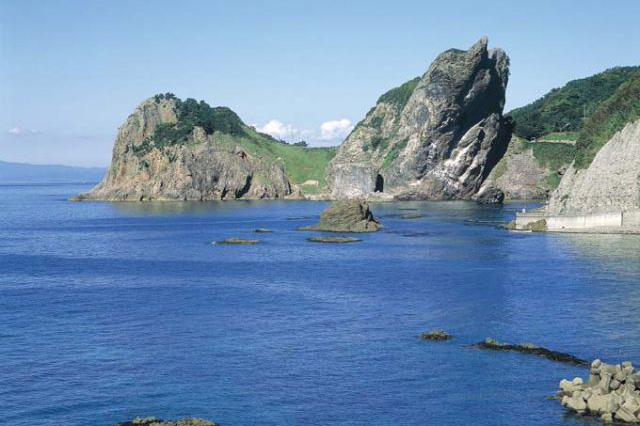 神の宿る岩山として古くから地元の人に信仰される願掛け岩