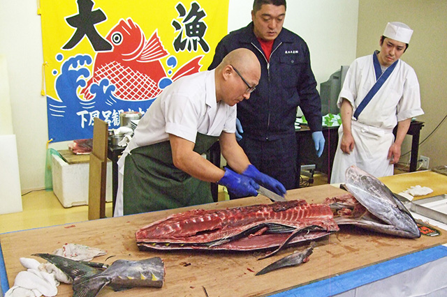 マグロ解体イベントの様子（当館内）