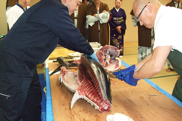 マグロ解体イベントの様子（当館内）